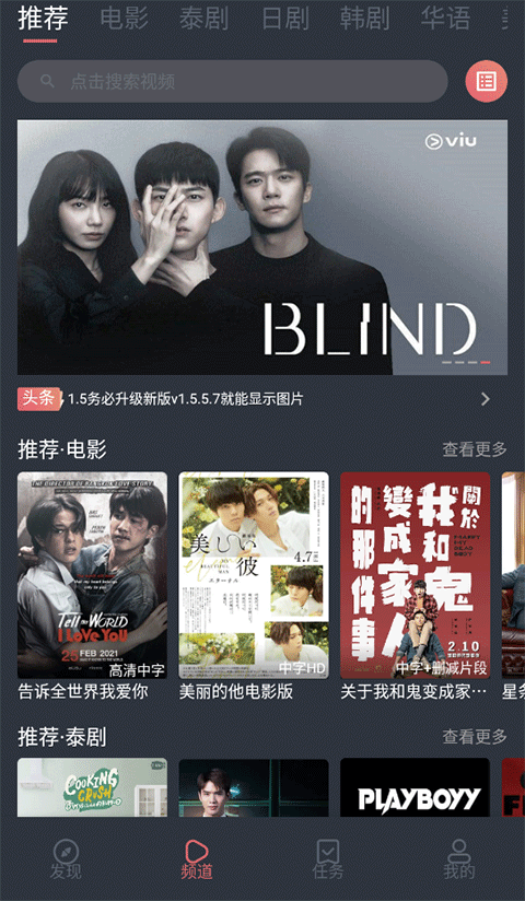 雪地中冰湖倒映极光的冷色调壁纸